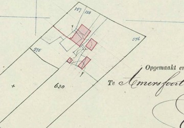 <p>Uitsnede uit een kadastrale hulpkaart uit 1898 met daarop in rood de kort daarvoor gebouwde boerderij en bijgebouwen weergegeven. Met  zwarte lijnen zijn de contouren van de destijds gesloopte gebouwen weergegeven. (Kadaster) </p>
